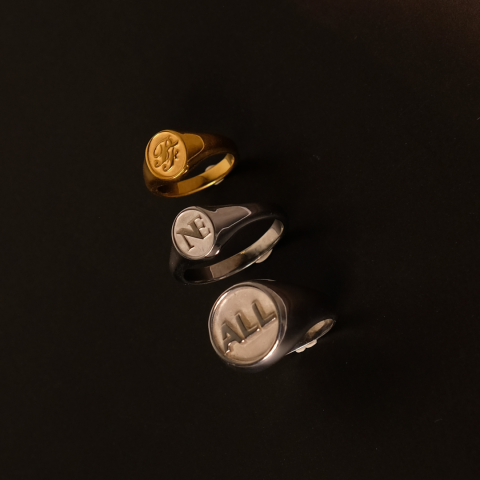 OVAL PETITE SIGNET RING